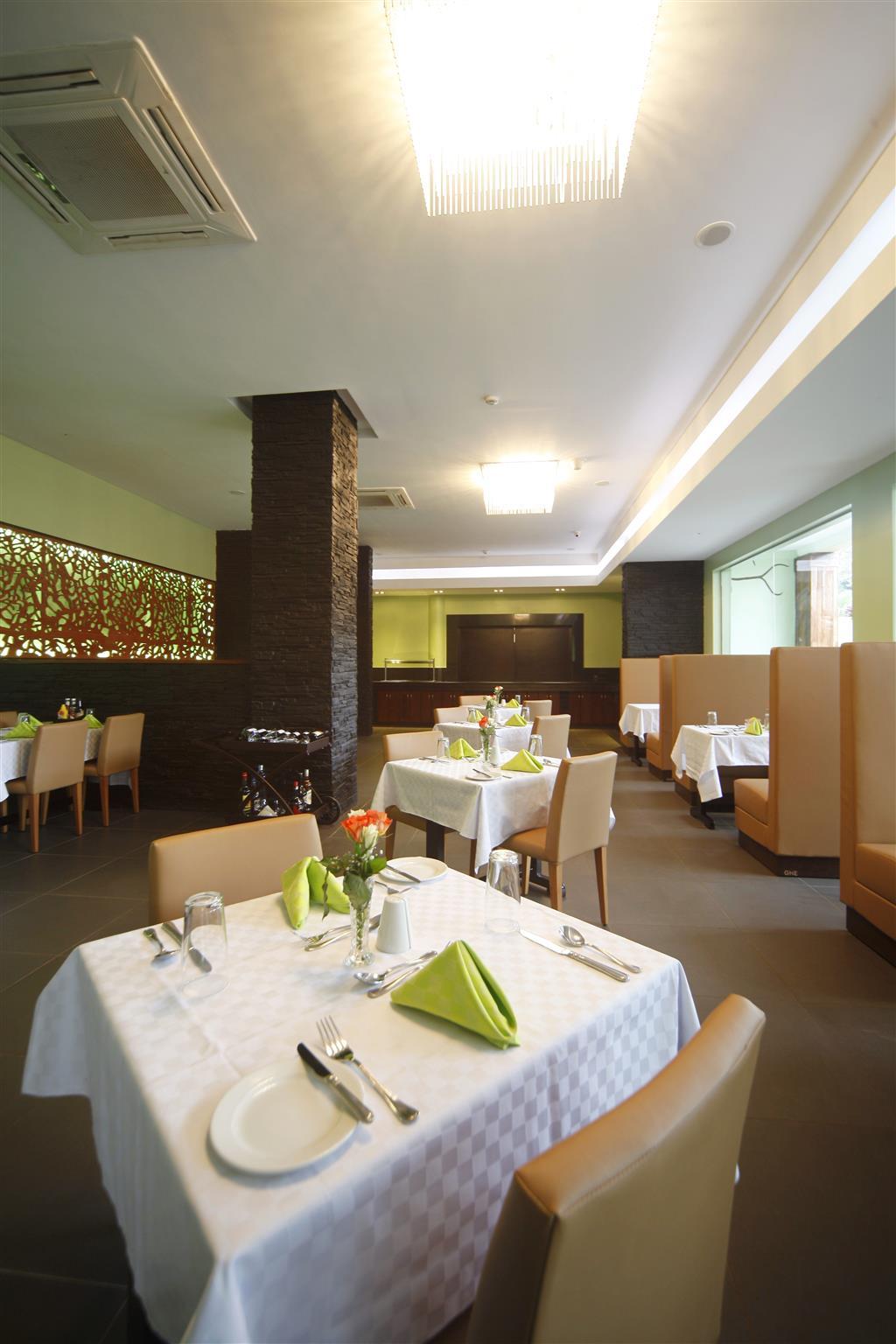 Best Western Premier Garden Hotel Entebbe Bagian luar foto